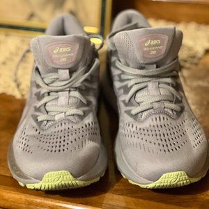 Asics GEL-KAYANO 28 SIZE 9